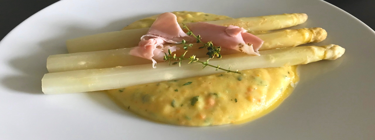 Frischer Spargel auf Kartoffel-Thymian-Püree – vitalogue