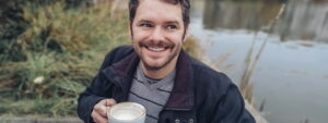 mann-laecheln-herbst